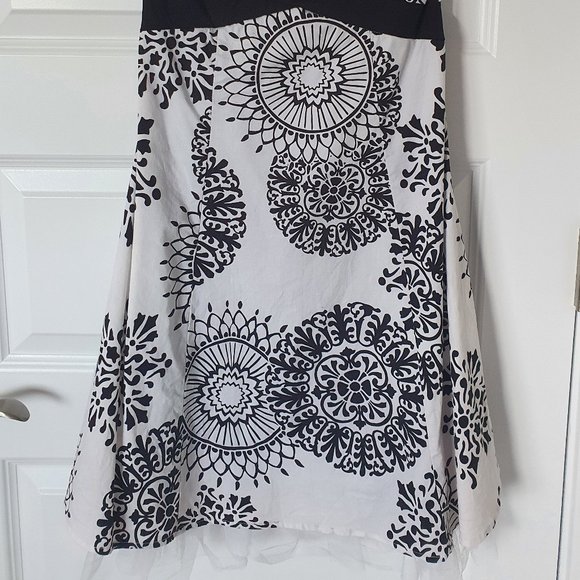 Majora - black and white halter style dress (Small) - Picture 4 of 5